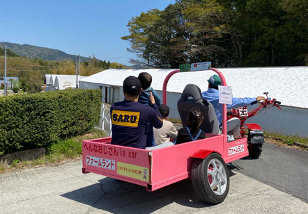 いちごハウスへ移動